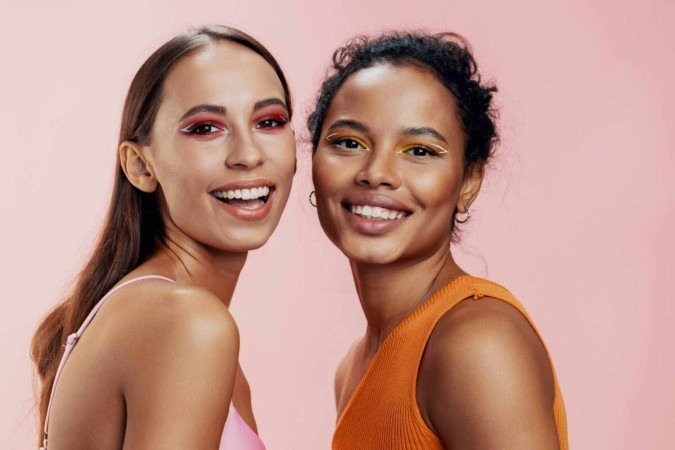 Para que a maquiagem dure o dia todo, é necessário preparar a pele e apostar em produtos de alta fixação (Imagem: ShotPrime Studio | Shutterstock) -  (crédito: EdiCase)