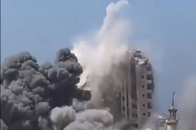 Vídeo flagrou o exato momento do ataque -  (crédito: Reprodução/X/@AlJazeeraEnglish)