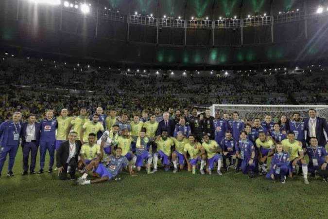 Jogadores e comissão técnica da Seleção Brasileira posam para foto no Maracanã após vitória sobre o Chile - (crédito: Foto: Rafael Ribeiro / CBF) Jogadores e comissão técnica da Seleção Brasileira posam para foto no Maracanã após vitória sobre o Chile - (crédito: Foto: Rafael Ribeiro / CBF)