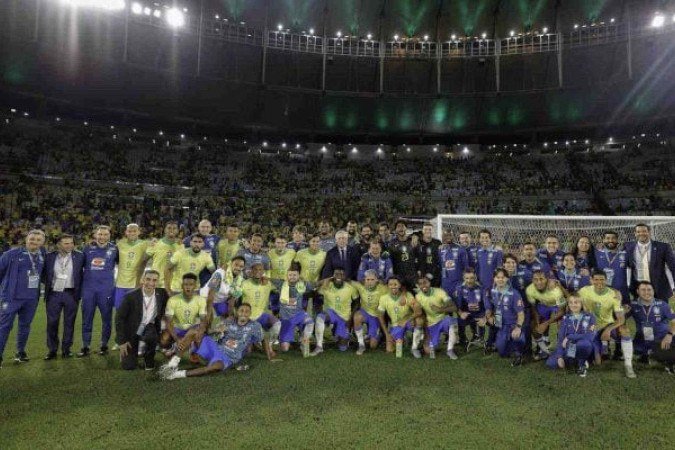 Jogadores e comissão técnica da Seleção Brasileira posam para foto no Maracanã após vitória sobre o Chile - (crédito: Foto: Rafael Ribeiro / CBF) Jogadores e comissão técnica da Seleção Brasileira posam para foto no Maracanã após vitória sobre o Chile - (crédito: Foto: Rafael Ribeiro / CBF)