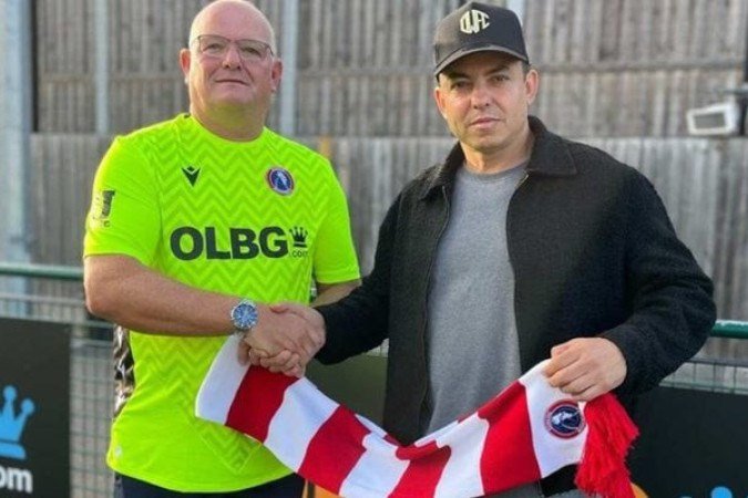 Terry Dunn (E) vai defender o Dorking, da sexta divisão do Campeonato Inglês -  (crédito: - Divulgação/Dorking)