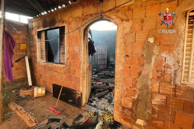A casa foi encontrada em chamas, com as portas trancadas e sem moradores -  (crédito: CBMDF/Divulgação)