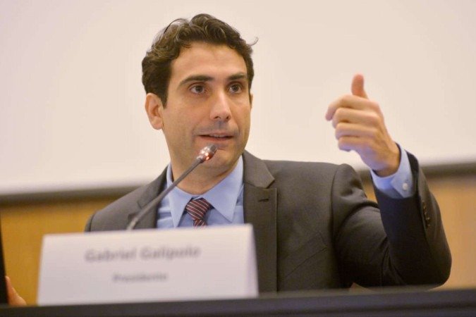 Galípolo descarta risco ao sistema financeiro e rebate pressão política