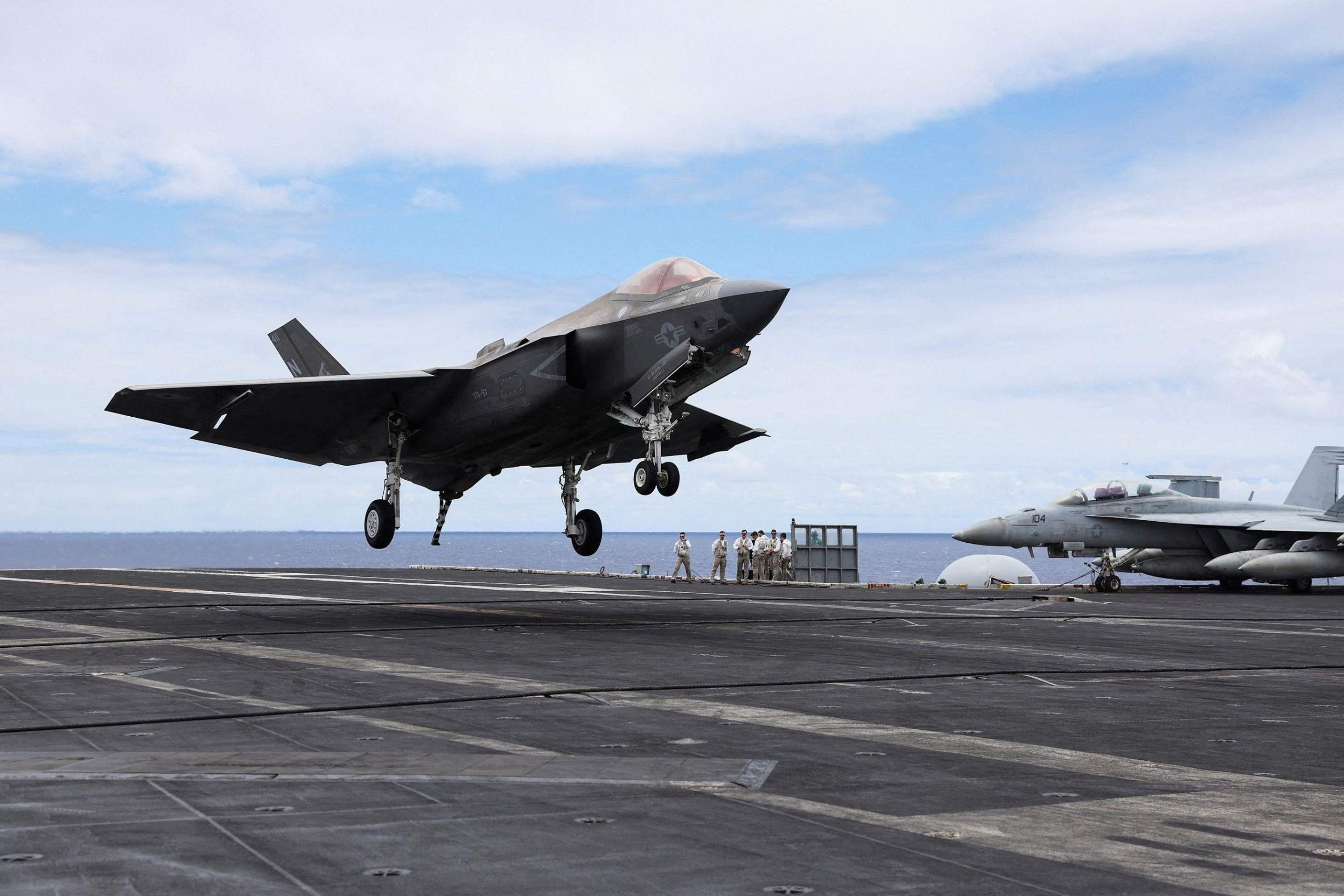 Um jato F-35A durante uma missão de treinamento em 2016 -  (crédito: Bloomberg via Getty Images)