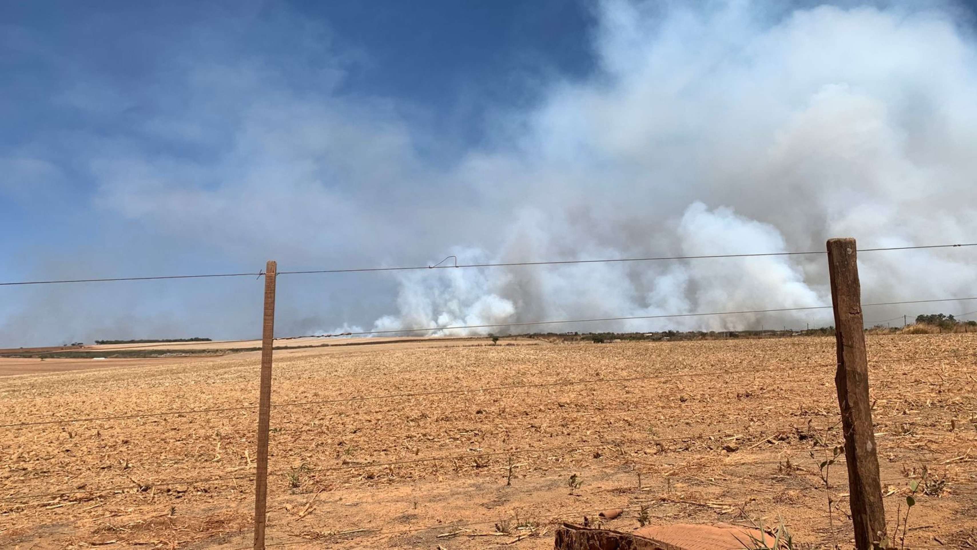 Incêndio de grandes proporções castiga a Chapada dos Veadeiros