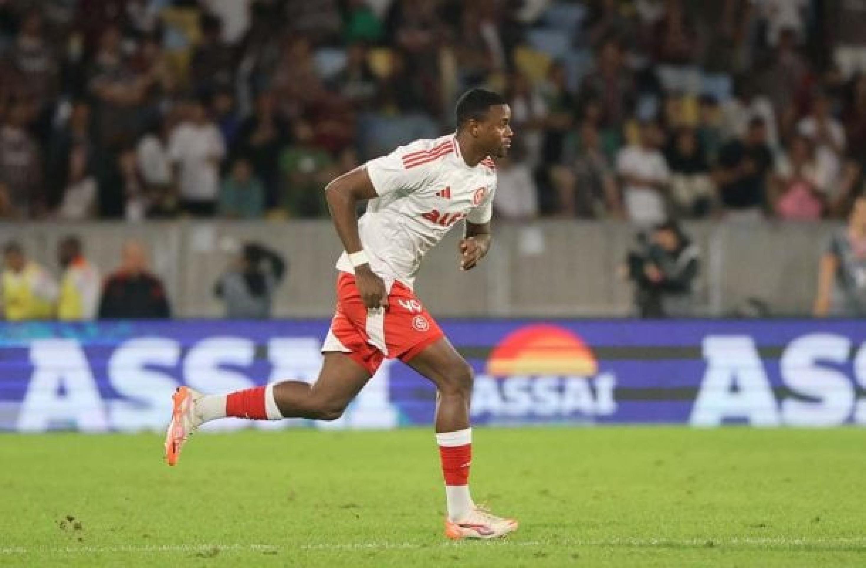 Internacional suporta assédio de árabes e deve seguir com Ricardo Mathias