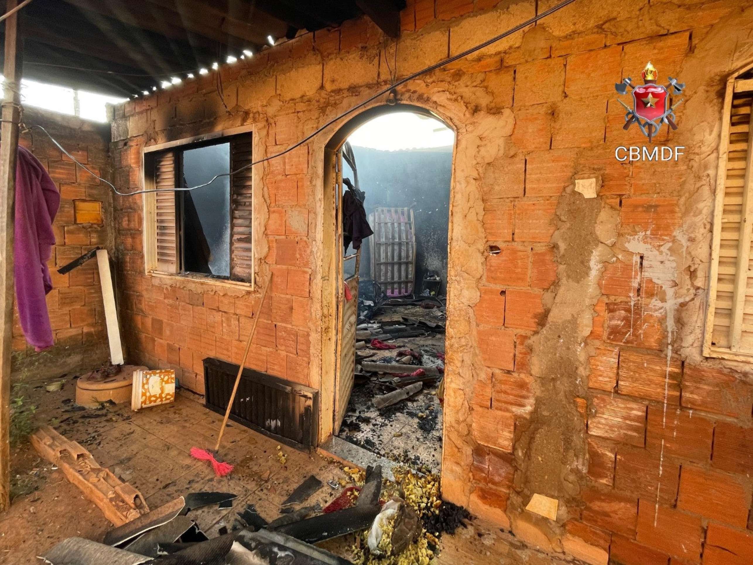 Incêndio deixa casa completamente destruída no Sol Nascente