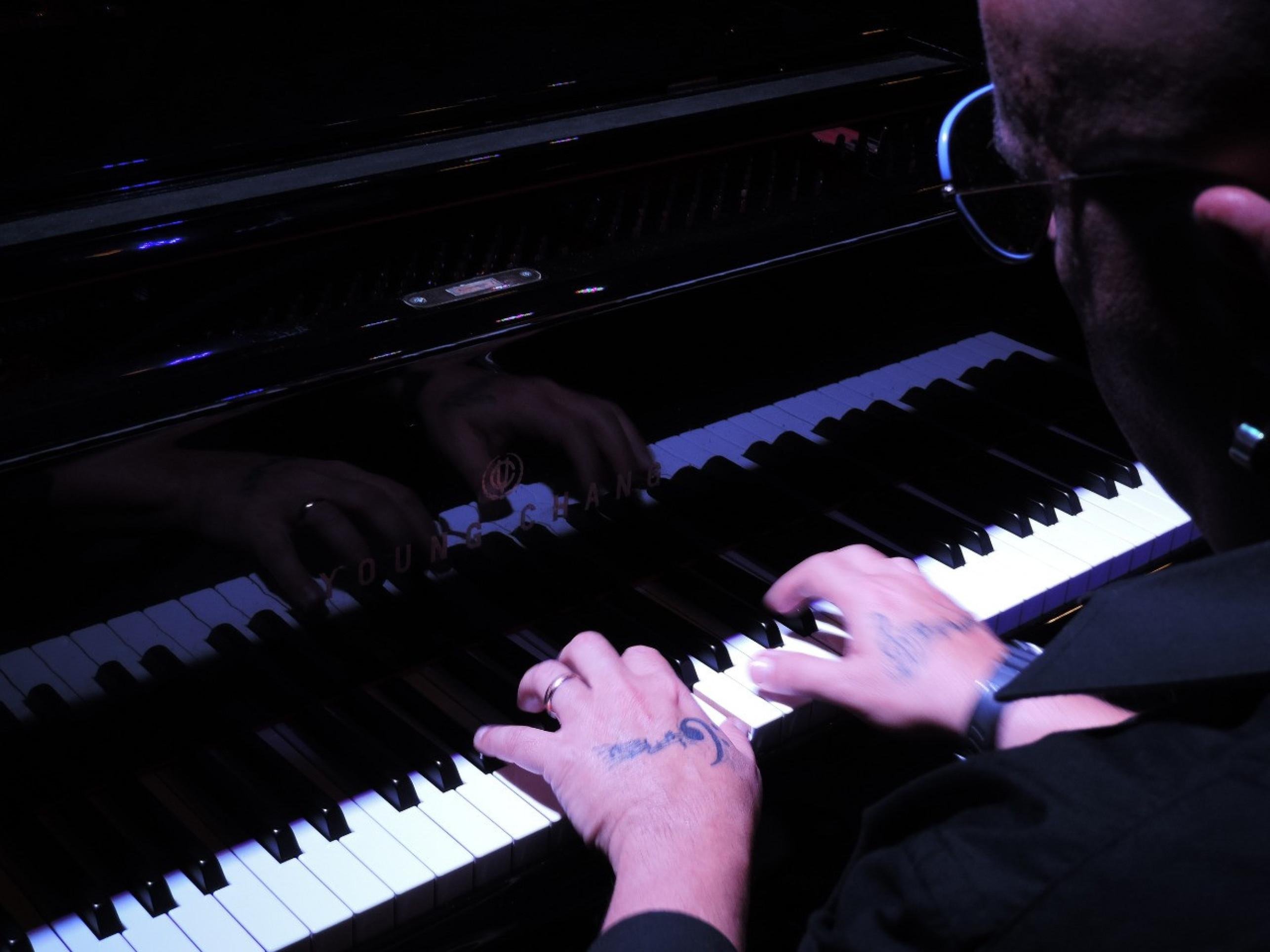 Marcos Farias tocando piano