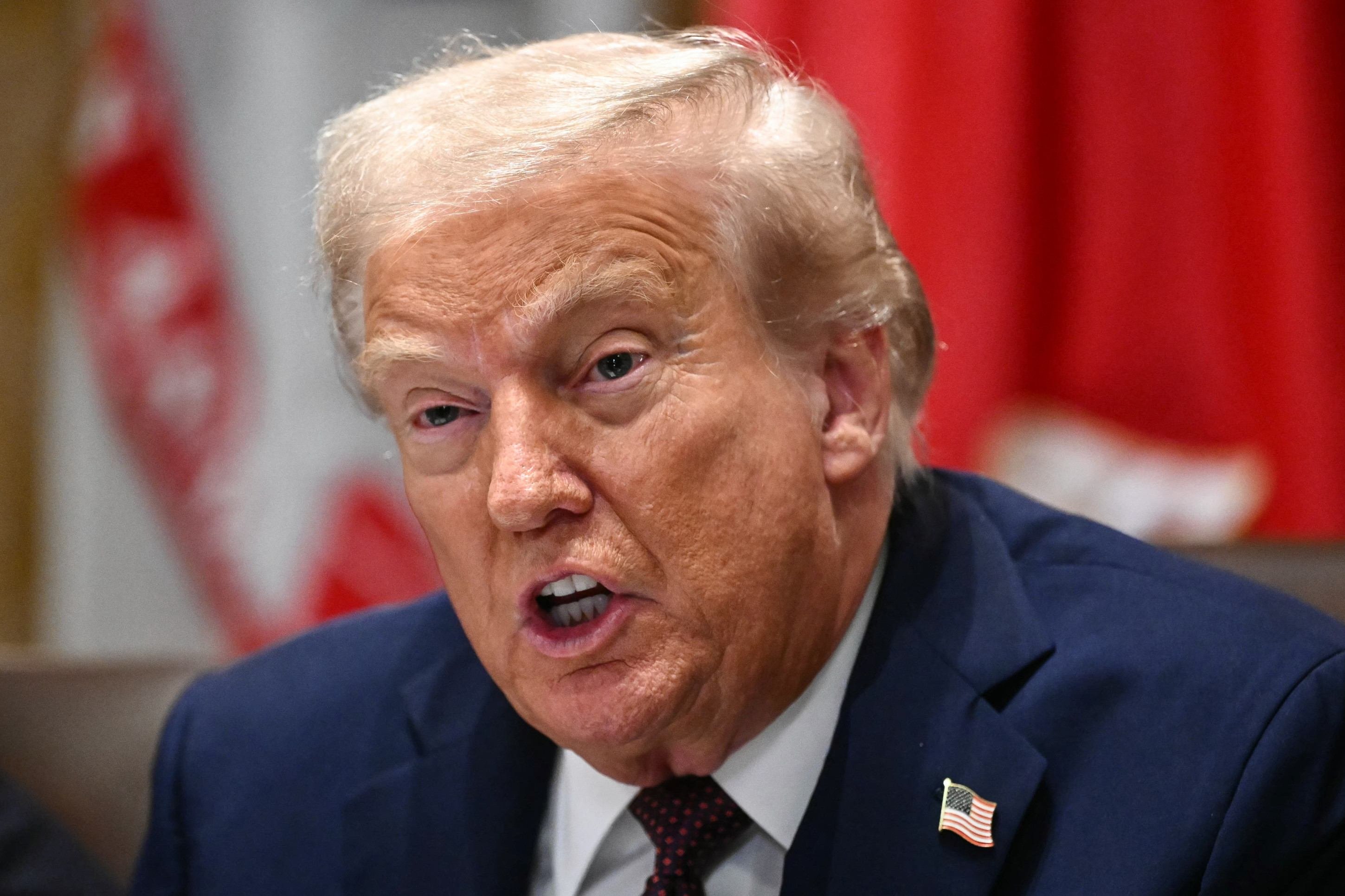 Trump ameaça enviar tropas a Chicago e governador o chama de 