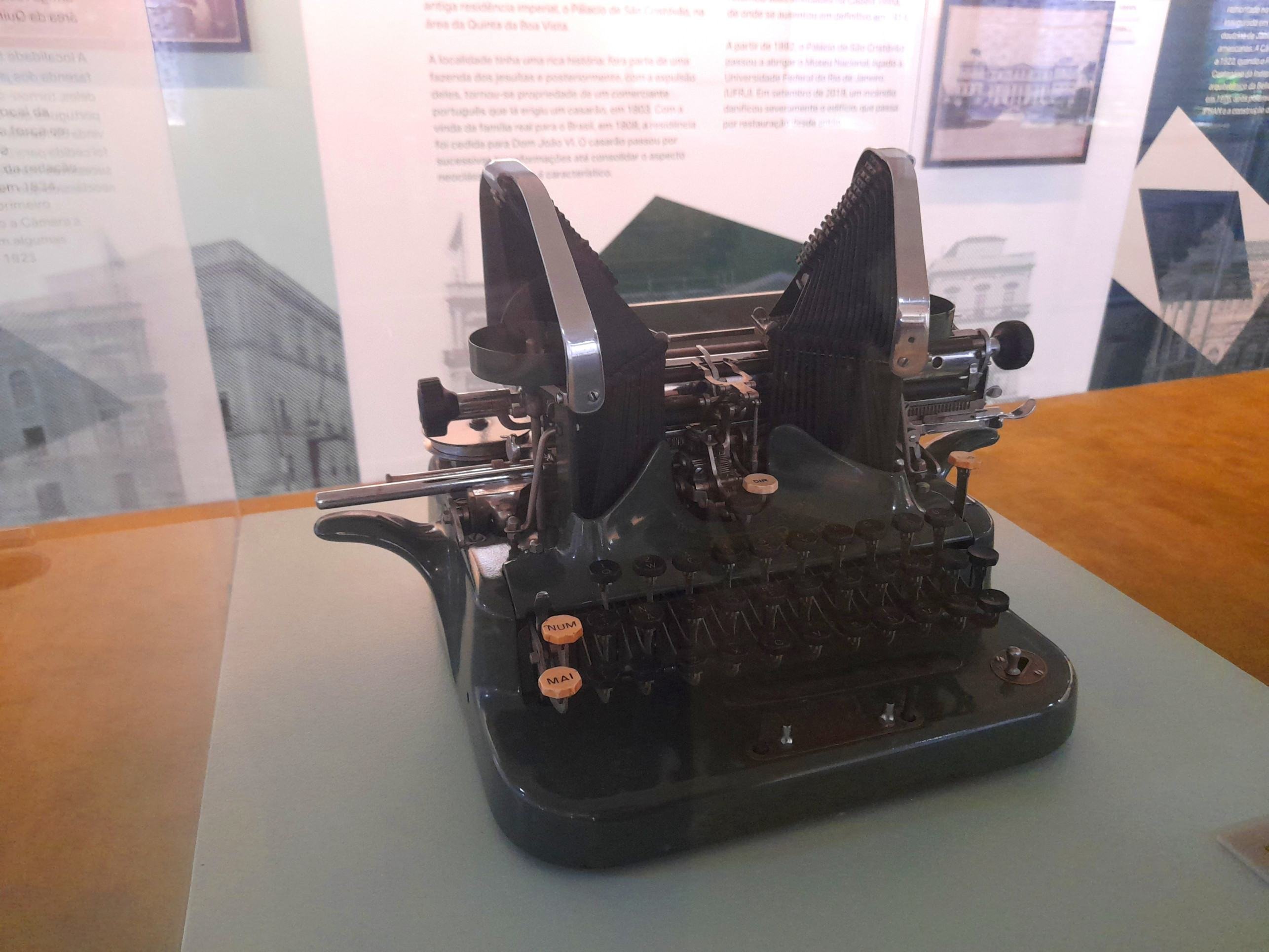 Máquina de escrever Oliver, da década de 1920, original do Palácio Tiradentes