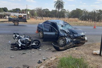 Colisão, que deixou um motociclista morto, ocorreu na DF-290, no Gama. Na imagem, veículo preto com a frente amassada e um moto derrubada -  (crédito: Carlos Silva/CB/DA Press)