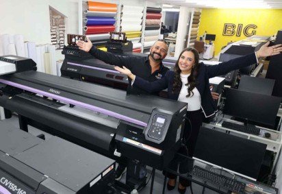De uma pequena empr De uma pequena empresa no centro de Taguatinga, hoje, com o marido esa no centro de Taguatinga, hoje, com o marido Leandro Vale eandro Vale
e três filhos ês filhos, Luciana Alves uciana Alves torna-se empresária de sucesso e com condecorações orna-se empresária de sucesso e com condecorações
em Orlando, nos Estados Unidos. - (crédito: Carol Rodrigues) De uma pequena empr De uma pequena empresa no centro de Taguatinga, hoje, com o marido esa no centro de Taguatinga, hoje, com o marido Leandro Vale eandro Vale
e três filhos ês filhos, Luciana Alves uciana Alves torna-se empresária de sucesso e com condecorações orna-se empresária de sucesso e com condecorações
em Orlando, nos Estados Unidos. - (crédito: Carol Rodrigues)