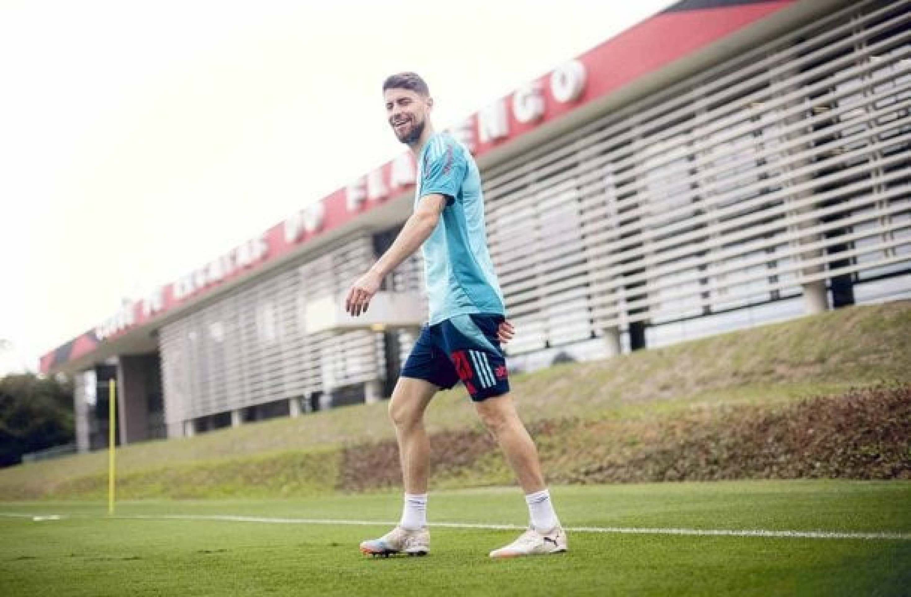 Jorginho treina com elenco no Ninho e é liberado para reforçar o Flamengo