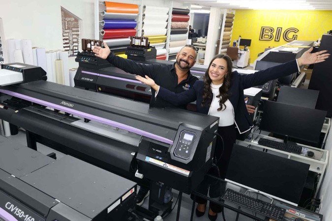 De uma pequena empr De uma pequena empresa no centro de Taguatinga, hoje, com o marido esa no centro de Taguatinga, hoje, com o marido Leandro Vale eandro Vale
e três filhos ês filhos, Luciana Alves uciana Alves torna-se empresária de sucesso e com condecorações orna-se empresária de sucesso e com condecorações
em Orlando, nos Estados Unidos. -  (crédito: Carol Rodrigues)