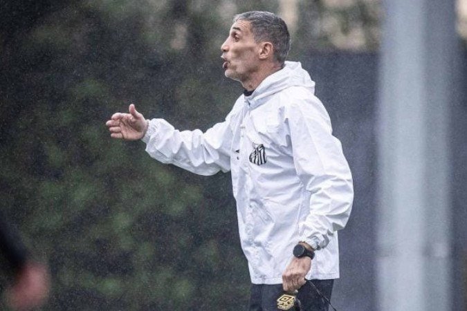 Técnico alvinegro tem observado esquemas táticos diferentes  -  (crédito:  Foto: Raul Baretta/Santos )