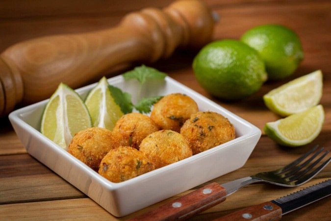 Bolinho de bacalhau (Imagem: WS-Studio | Shutterstock) - (crédito: EdiCase) Bolinho de bacalhau (Imagem: WS-Studio | Shutterstock) - (crédito: EdiCase)