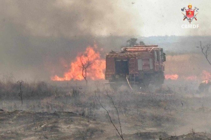 Fumaça de incêndio na região do Catetinho alarmou motoristas que trafegavam pela via  -  (crédito: CBMDF)
