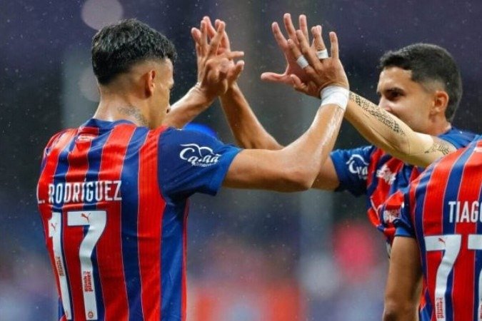 Jogadores do Bahia comemoram um dos gols na tranquila vitória por 5 a o sobre o Confiança, na Fonte Nova -  (crédito: Foto: Rafael Rodrigues/EC Bahia)