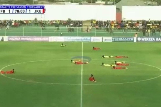 Jogadores tiveram que deitar no gramado para escapar do ataque das abelhas - (crédito: - Reprodução de Vídeo) Jogadores tiveram que deitar no gramado para escapar do ataque das abelhas - (crédito: - Reprodução de Vídeo)