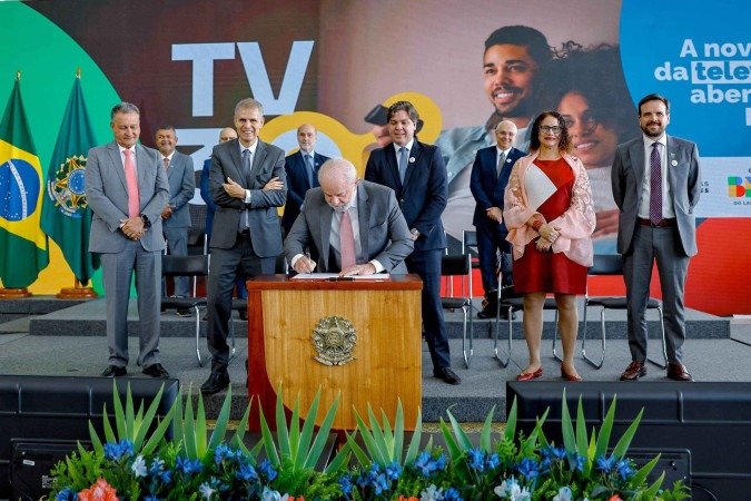 Decreto assinado pelo presidente Lula iniciou transição no sistema da televisão aberta; governo prevê primeiras transmissões até a Copa do Mundo, nas capitais -  (crédito:  Ricardo Stuckert/PR)