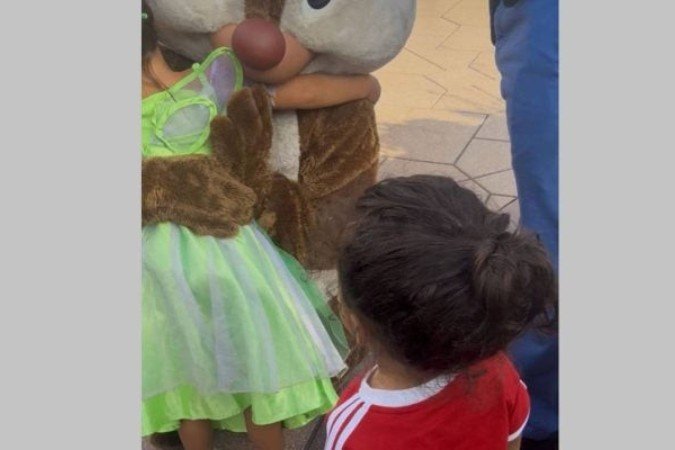 Raphinha denuncia racismo em parque da Disney após filho ser ignorado por personagens - (crédito: - Reprodução / Instagram) Raphinha denuncia racismo em parque da Disney após filho ser ignorado por personagens - (crédito: - Reprodução / Instagram)
