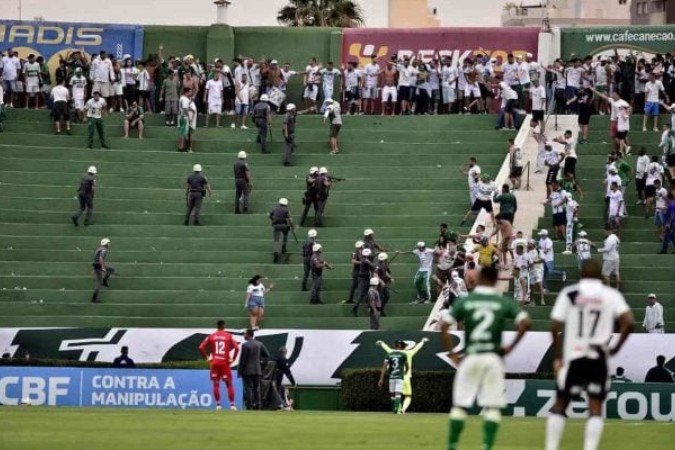 Cenas lamentáveis marcaram o clássico de Campinas - (crédito: Foto: Marcos Ribolli/PontePress ) Cenas lamentáveis marcaram o clássico de Campinas - (crédito: Foto: Marcos Ribolli/PontePress )