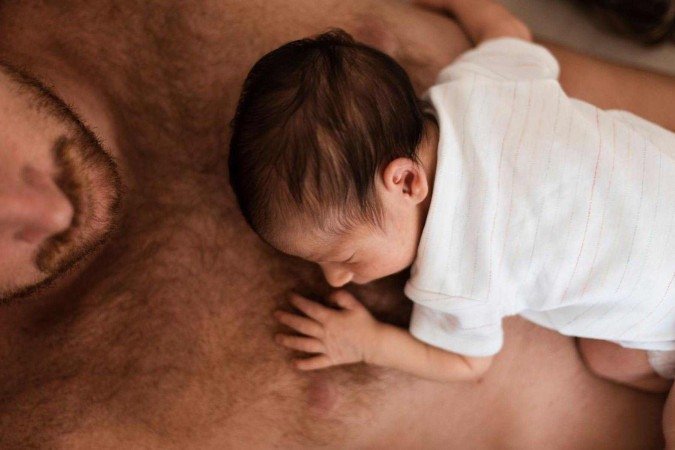 Homem usava gel de testosterona no peito, onde a menina tinha o hábito de dormir
- (crédito: FreePik) Homem usava gel de testosterona no peito, onde a menina tinha o hábito de dormir
- (crédito: FreePik)