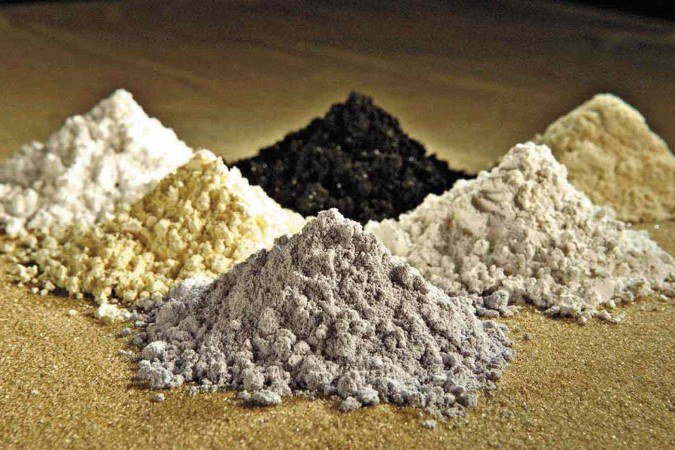 Pequenos depósitos de óxidos de terras raras: No sentido horário, a partir do centro superior: praseodímio, cério, lantânio, neodímio, samário e gadolínio -  (crédito: Peggy Greb/US Department of Agriculture/Wikimedia Commons)