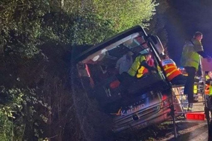 Ônibus da seleção sub-21 de Luxemburgo sofreu grave acidente na França - (crédito: - Reprodução / Twitter) Ônibus da seleção sub-21 de Luxemburgo sofreu grave acidente na França - (crédito: - Reprodução / Twitter)