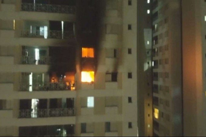 Incêndio atinge apartamento em prédio de 20 andares em Goiânia - (crédito: CBMGO) Incêndio atinge apartamento em prédio de 20 andares em Goiânia - (crédito: CBMGO)