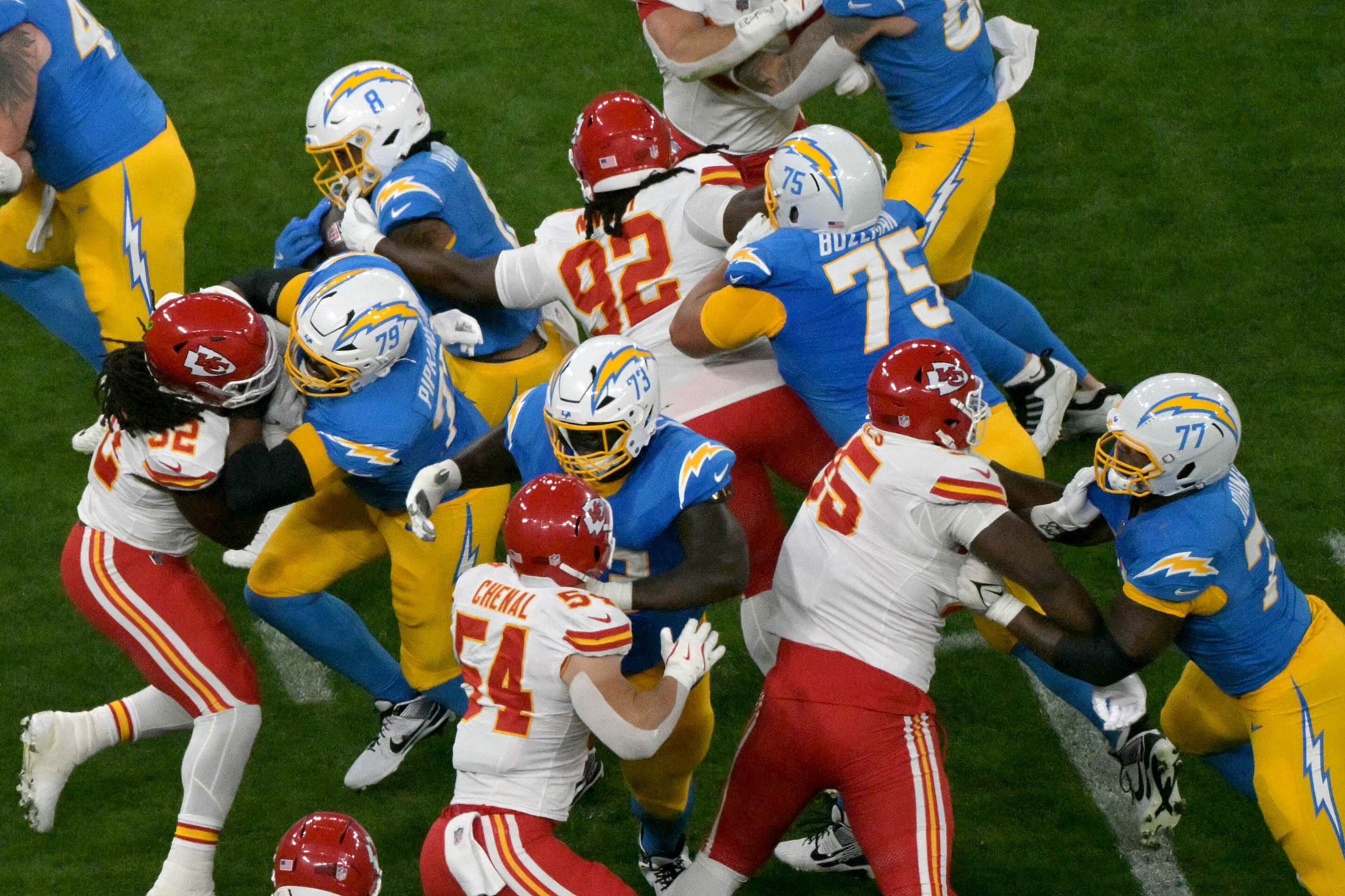 Jogadores de Los Angeles entram em confronto com jogadores de Kansas City durante o jogo da NFL entre Kansas City Chiefs e Los Angeles Chargers no Estádio Neo Química       