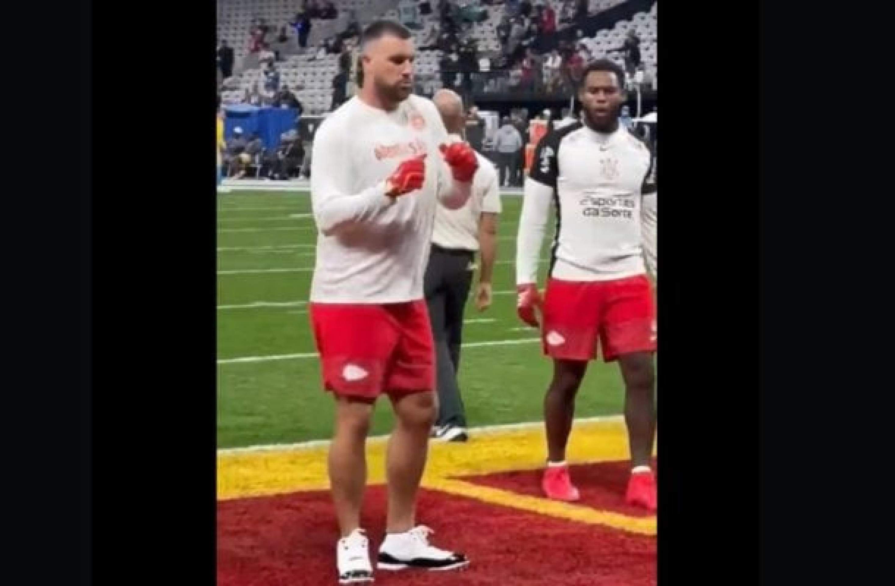 ‘Jogadinha do Paquetá’ faz Travis Kelce cair nas graças da torcida do Flamengo; veja vídeo