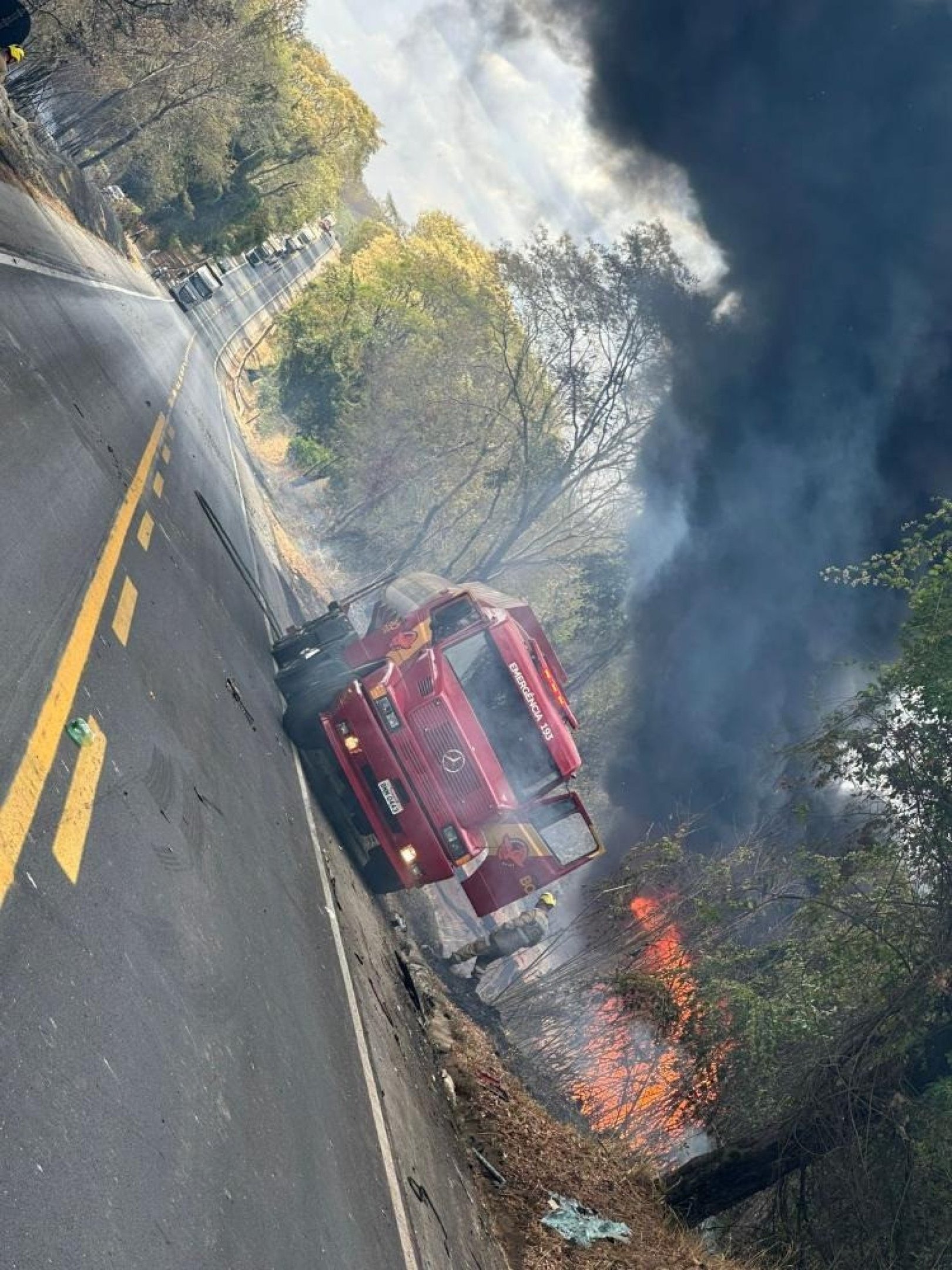 A carreta, que transportava querosene, pegou após a colisão e o fogo se alastrou pela vegetação local