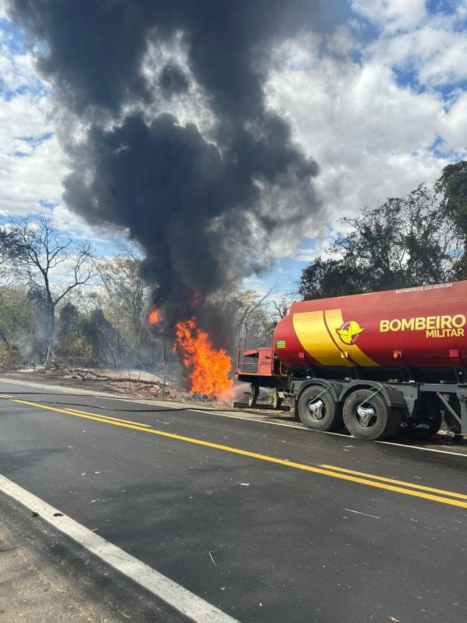 A carreta, que transportava querosene, pegou após a colisão e o fogo se alastrou pela vegetação local