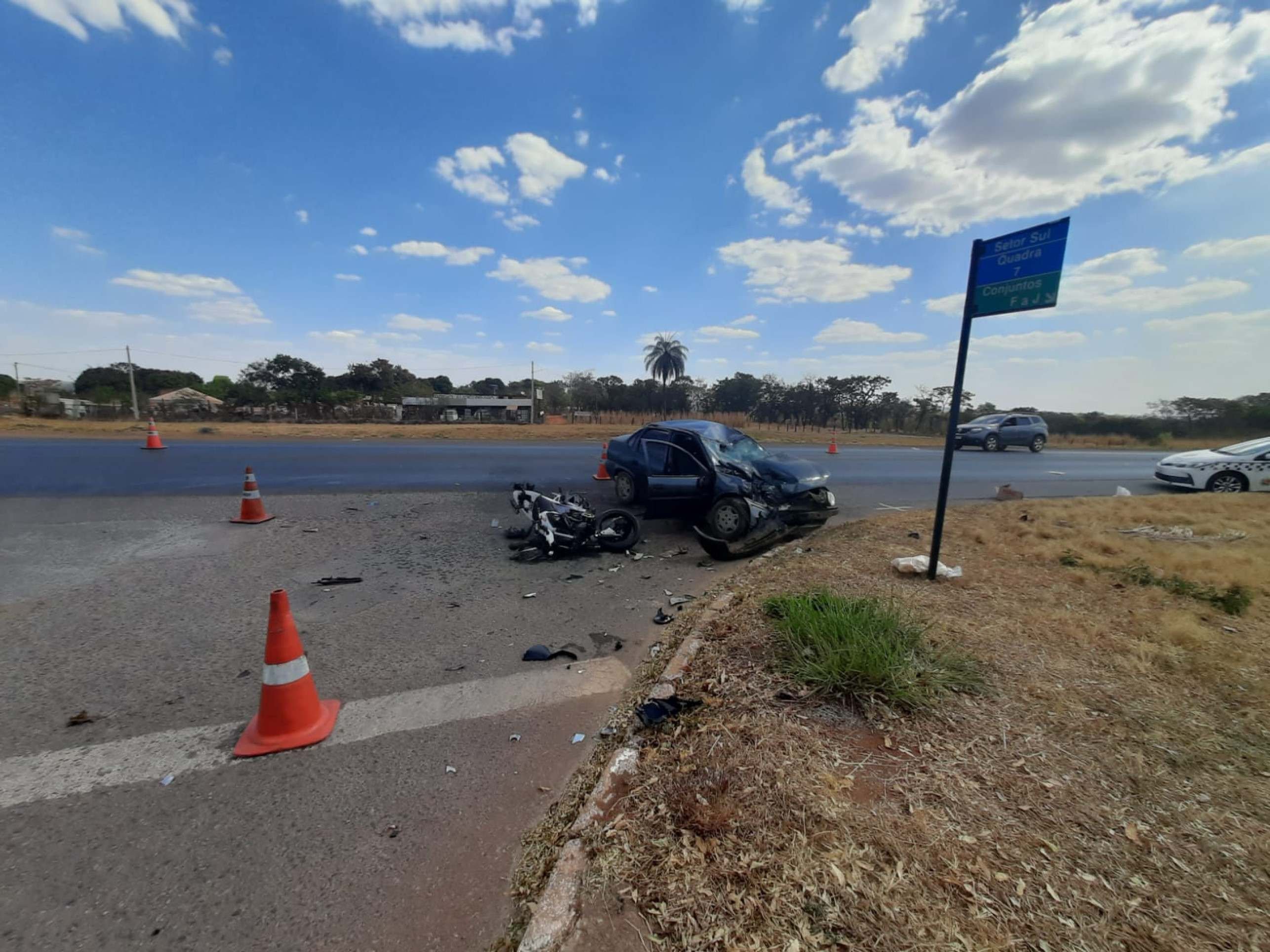 Colisão, que deixou um motociclista morto, ocorreu na DF-290, no Gama. Na imagem, veículo preto com a frente amassada e um moto derrubada