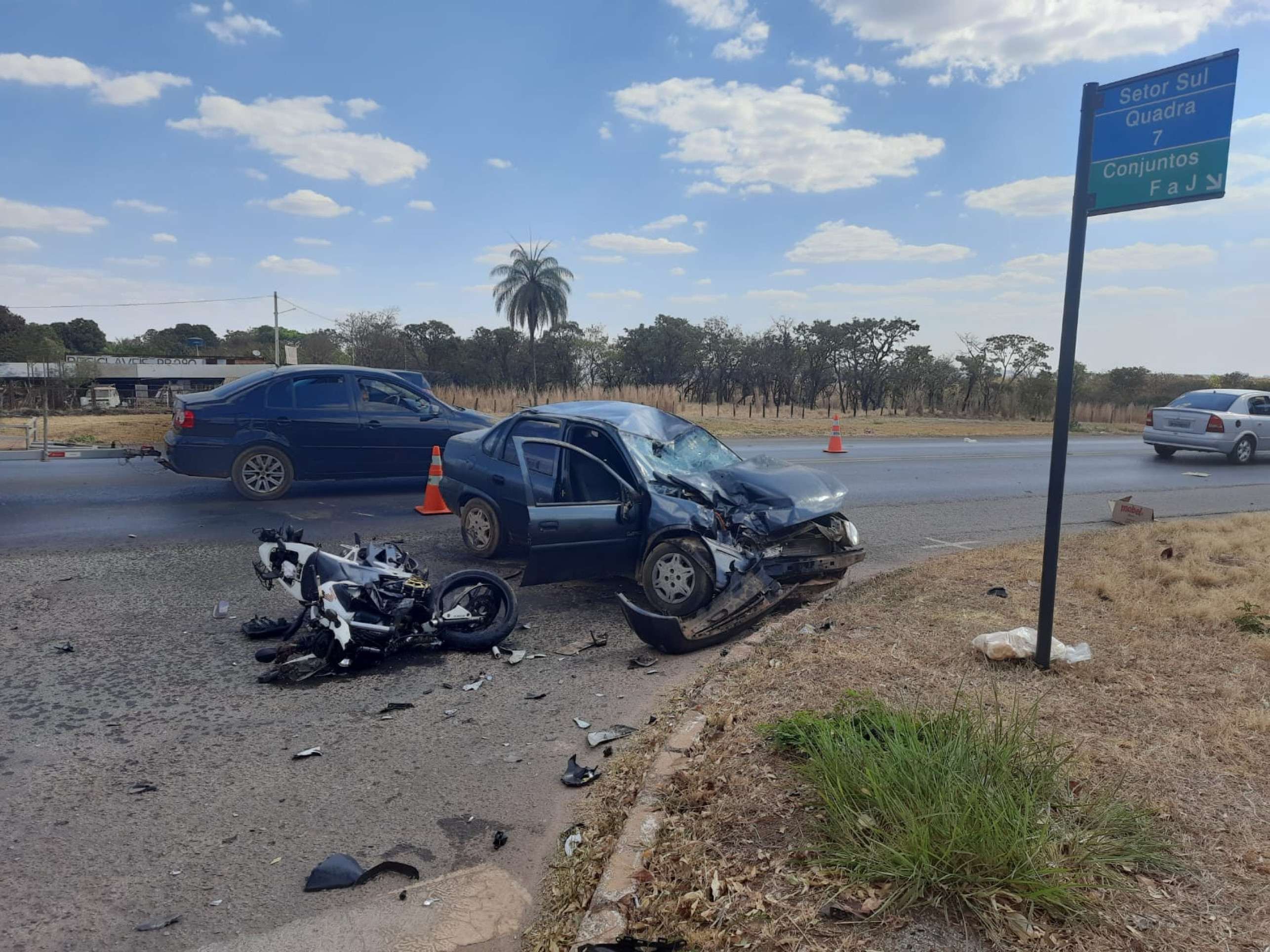 Colisão, que deixou um motociclista morto, ocorreu na DF-290, no Gama. Na imagem, veículo preto com a frente amassada e um moto derrubada