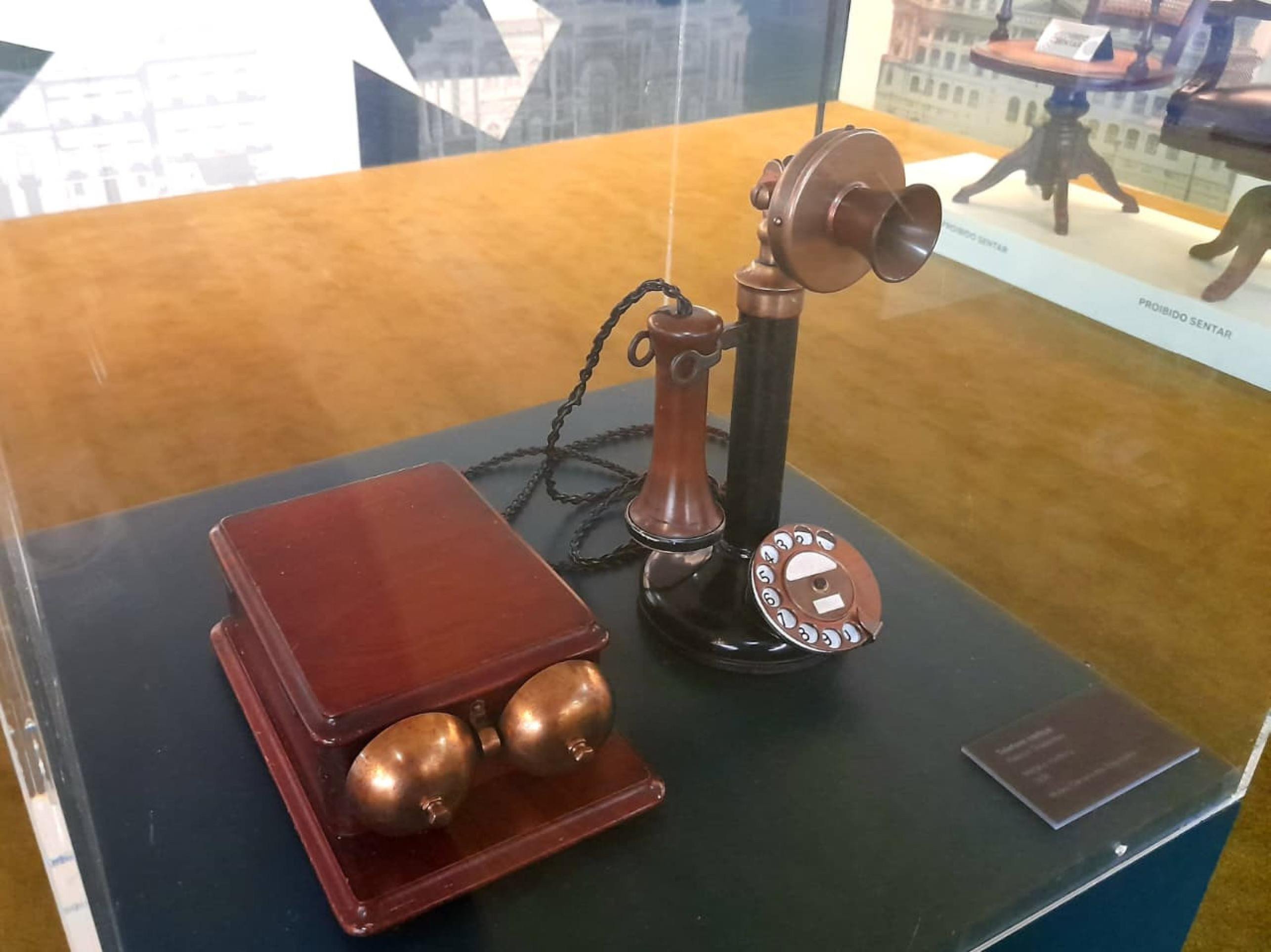 Telefone castiçal do Palácio Tiradentes, feito em metal e madeira, de 1926