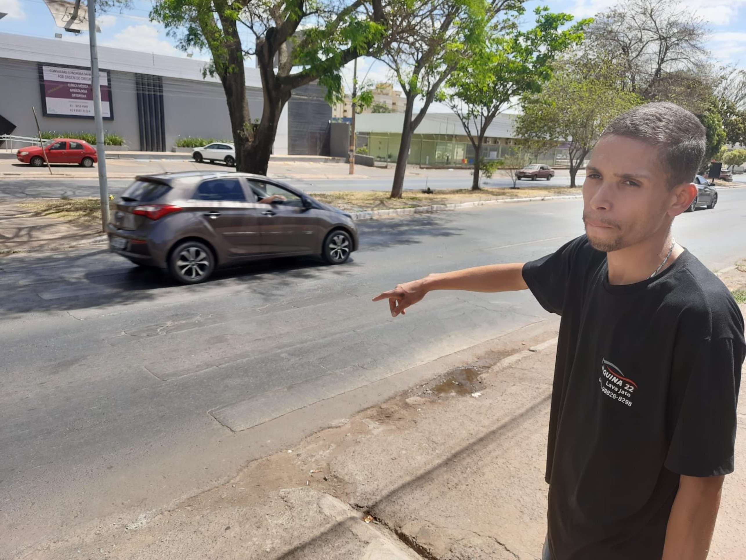 Lucas Rodrigues trabalha em uma rua próxima ao local onde a idosa foi atropelada e mostra a faixa de pedestres apagada 