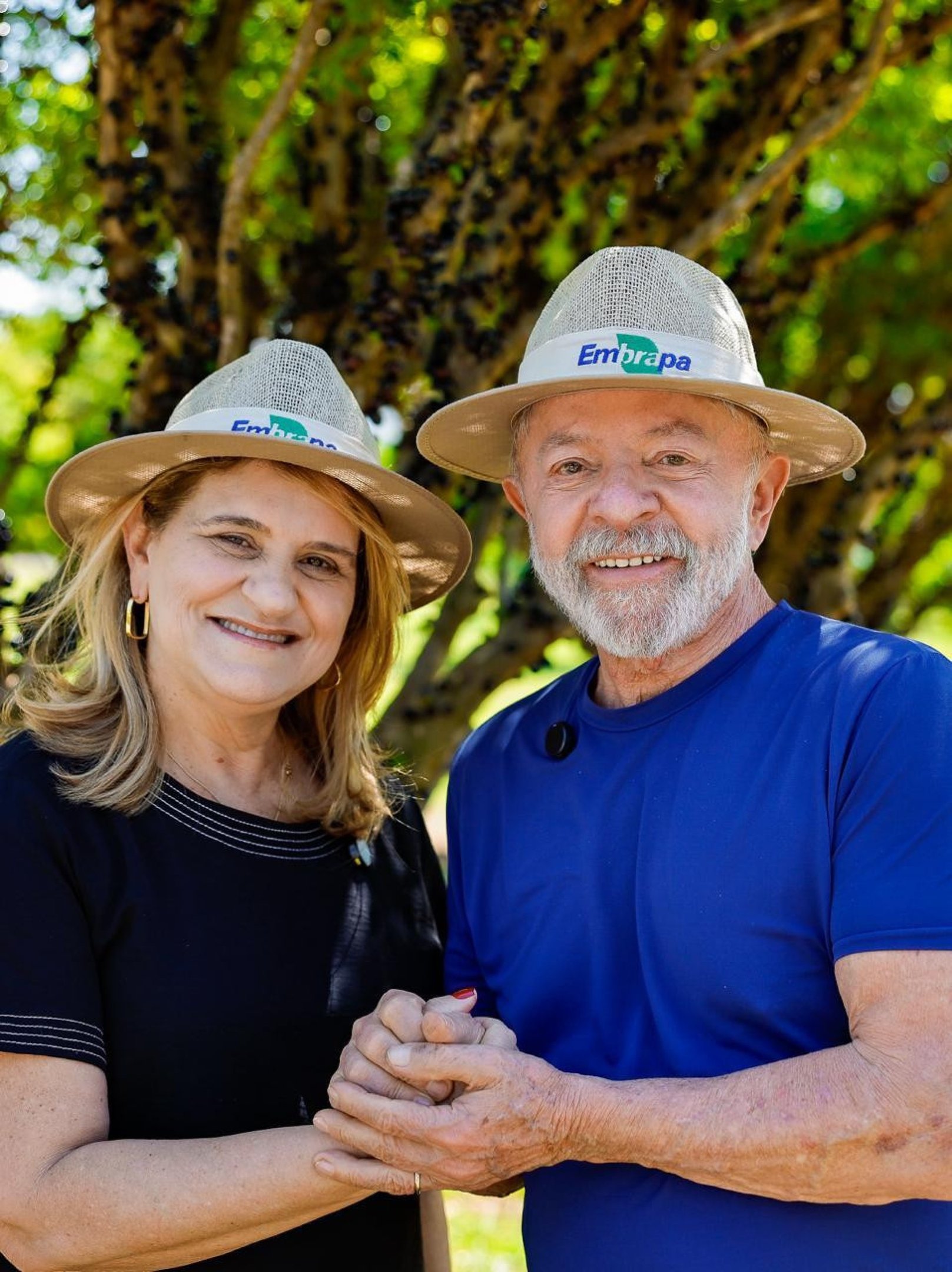 Lula planta pé de caju no Alvorada às vésperas do 7 de Setembro