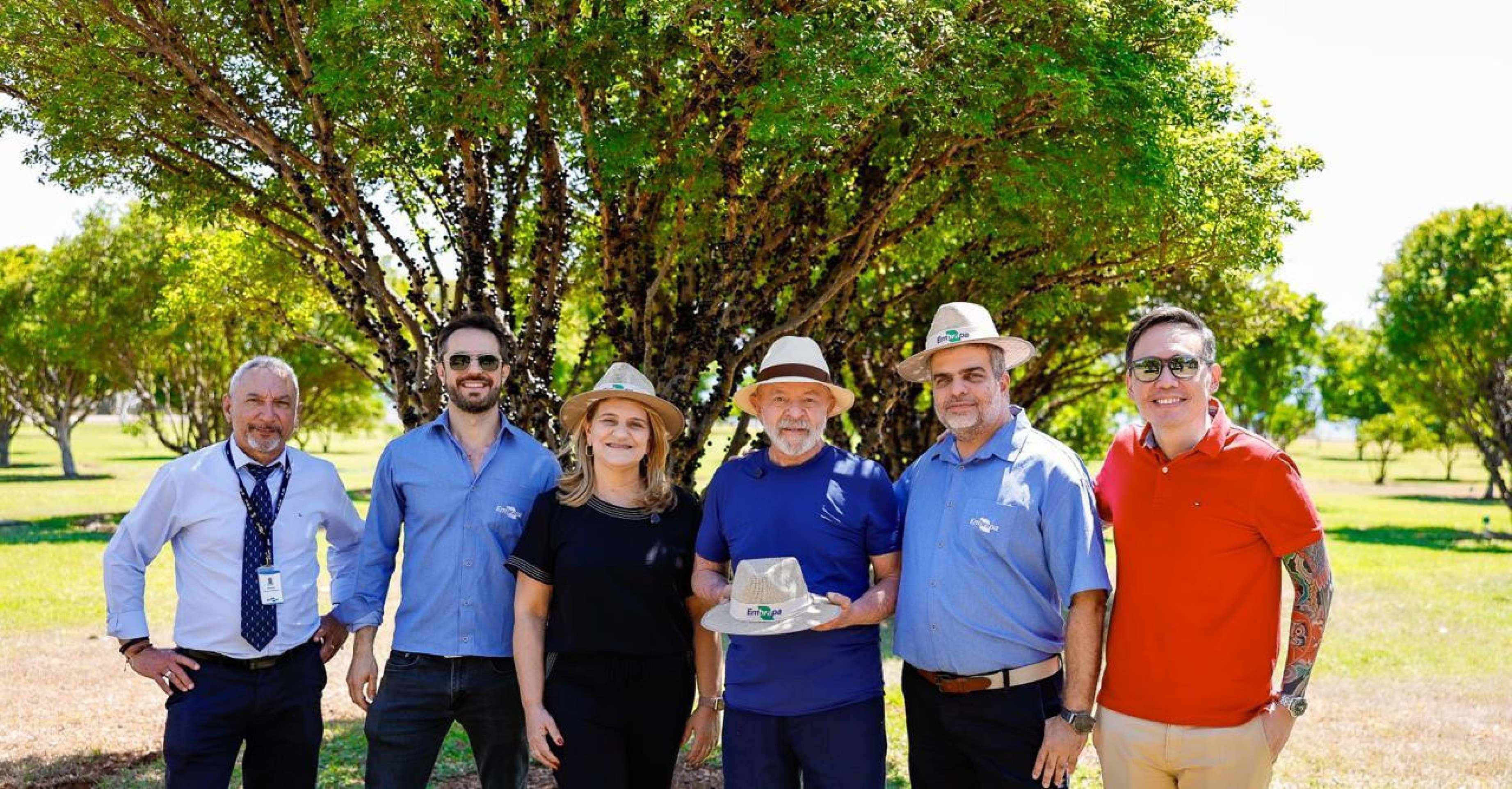  "Esse é o legítimo caju soberano" brincou o presidente. 