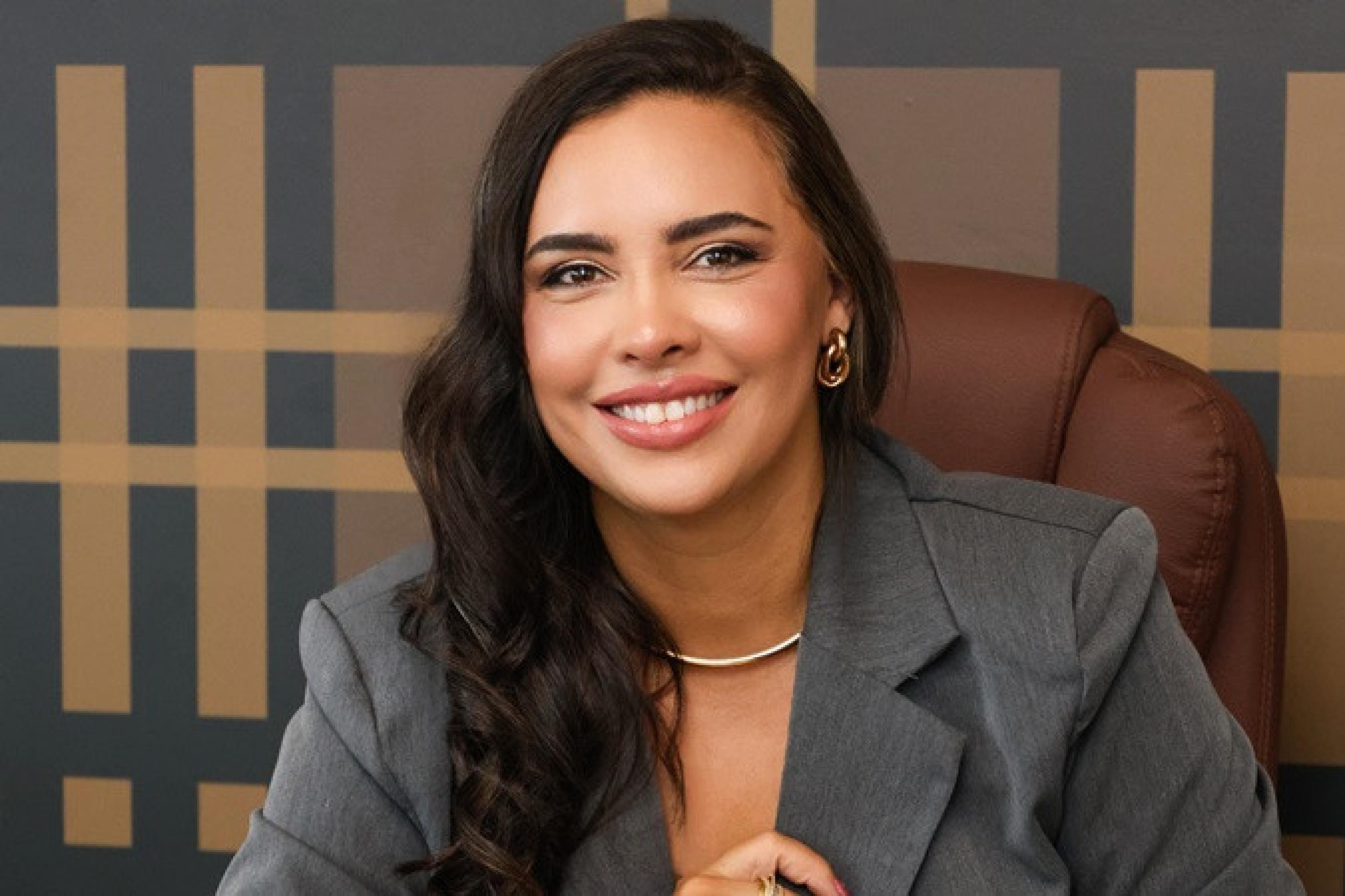 Luciana foi criada em meio ao barulho e aos  cheiros da gráfica dos pais. Aos 18 anos, tinha o  próprio negócio. Hoje, aos 41, com o marido, tornou-se referência no segmento nos Estados Unidos