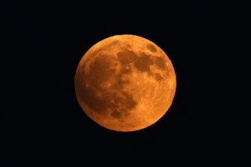 No Brasil, o fenômeno não poderá ser observado. No momento da totalidade a Lua estará abaixo da linha do horizonte para o território brasileiro, o que impede a visualização do eclipse. - (crédito: Zain JAAFAR / AFP) No Brasil, o fenômeno não poderá ser observado. No momento da totalidade a Lua estará abaixo da linha do horizonte para o território brasileiro, o que impede a visualização do eclipse. - (crédito: Zain JAAFAR / AFP)
