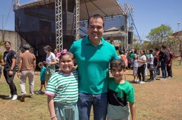 Helena Andrade (E) enfrenta um tratamento contra leucemia