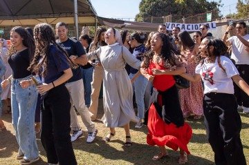 Jovens celebram canonização na Basílica de São Francisco de Assis