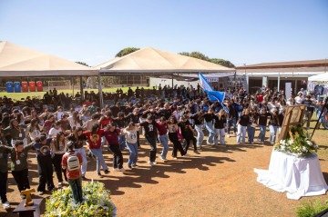 Jovens cantaram e dançaram ao som de bandas católicas que se apresentaram no evento