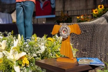 Durante o evento, os visitantes também puderam venerar a relíquia de 1º grau do Beato Carlo Acutis, que são fios de cabelo dele