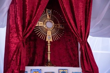 O evento encerrou com a tradicional adoção do Santíssimo Sacramento
