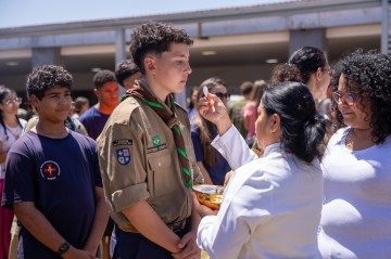No domingo de festa, católicos celebraram a eucaristia