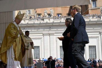 Família de Carlo Acutis na Procissão das Oferendas