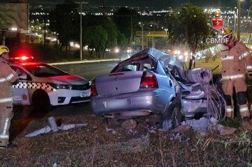 A pancada do veículo contra o poste foi tão forte que o equipamento público se partiu ao meio e caiu sobre o veículo 
 -  (crédito: Reprodução/CBMDF)